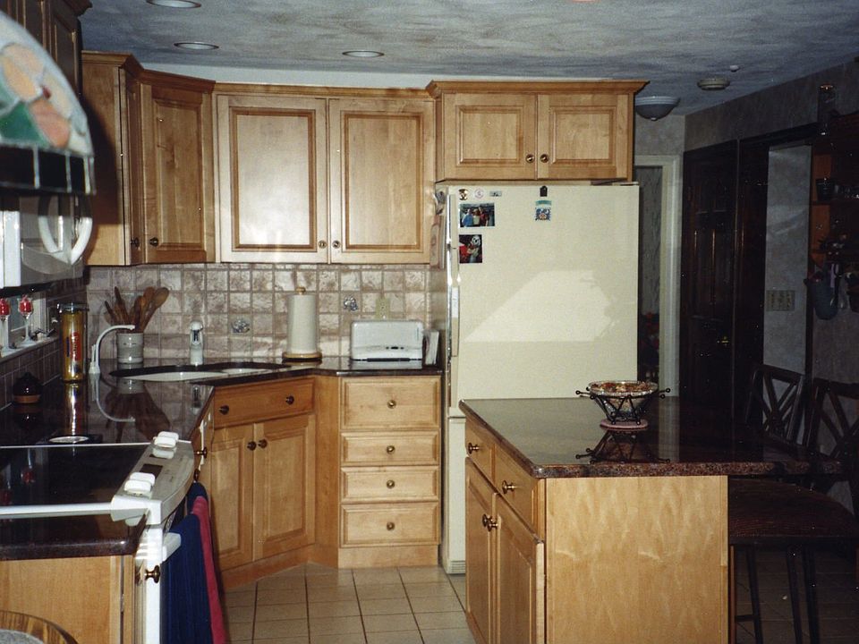 Beautiful Maple & Granite Kitchen