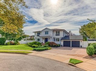 8 Wall Ct, Massapequa Park, NY 11762