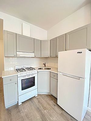 4th image of 221 Smith St APT 3F