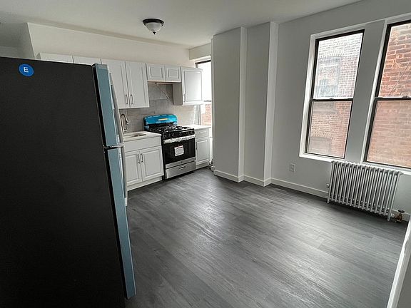 2nd image of 316 6th St APT 4R
