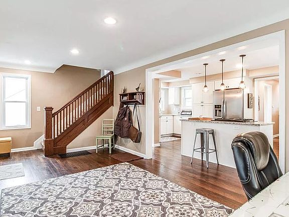4th image of 719 Forest Ave
