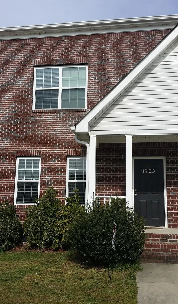 2 bed, 2.5 bath, 1340 sqft, $1,300 — Photo 1