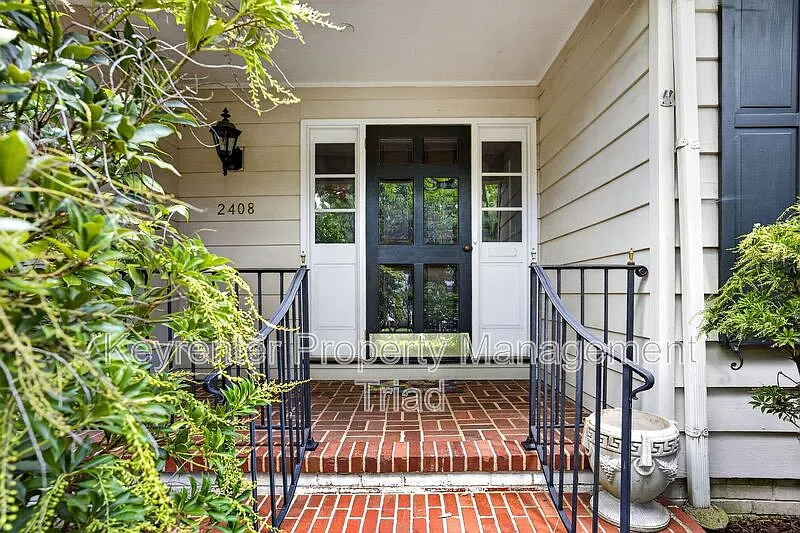 3 bed, 1.5 bath, 2363 sqft, $2,600 — Photo 2