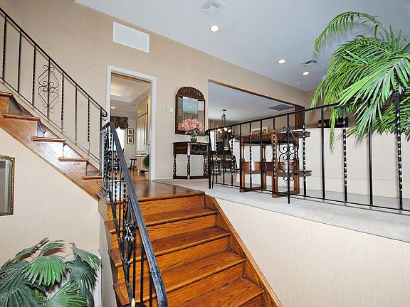 3rd image of 8 Glenn Dr