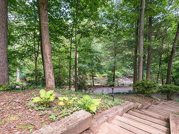 3rd image of 16 Riverbend Dr