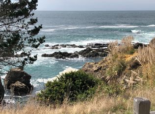 554 Lower Pacific Dr, Whitethorn, CA 95589