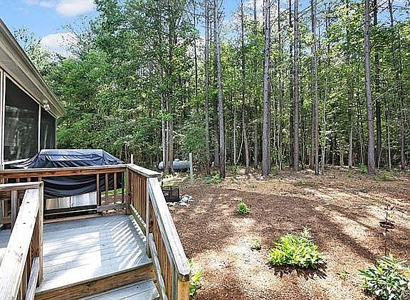 3rd image of 3187 Pineview Dr