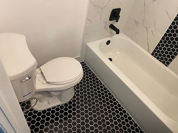 4th image of 1524 S Capitol St #1