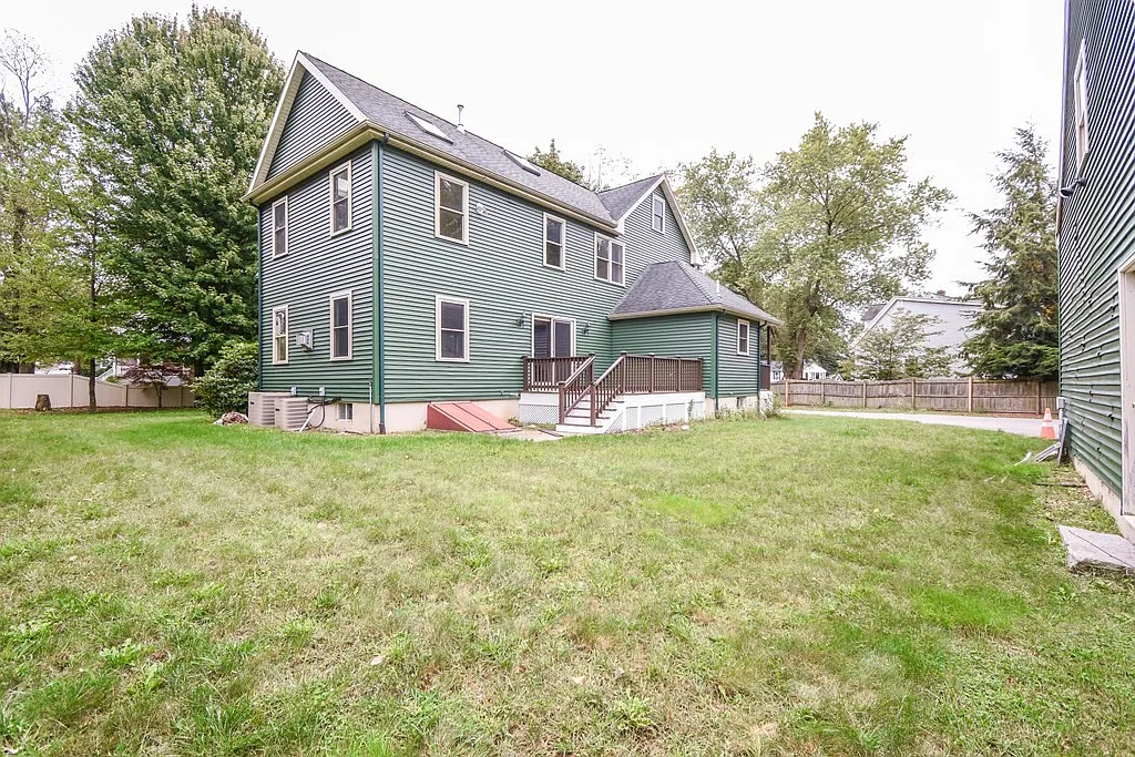 4 bed, 2.5 bath, 2800 sqft, $5,000 — Photo 2