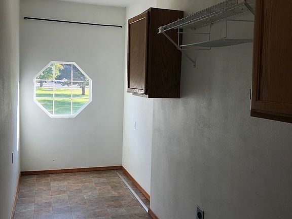 3rd image of 572 S Gose St