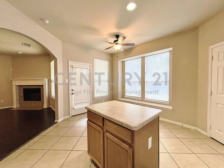 552 Kerry St — Photo 7