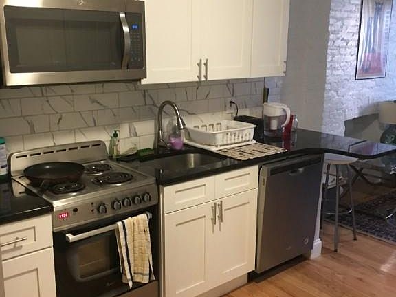 3rd image of 450 W 46th St APT 3RE