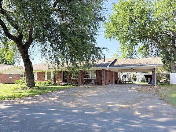 3rd image of 121 Stuart Dr