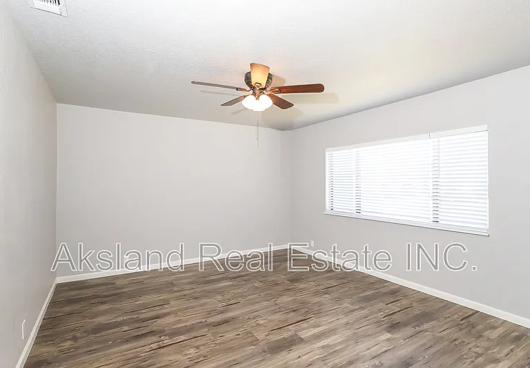 1497 Claremont Dr — Photo 2