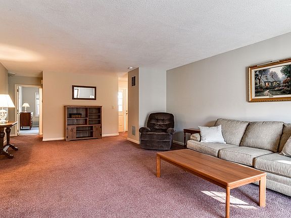 5th image of 44 Laurelwood Dr Unit 44