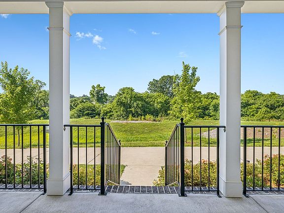 4th image of 1012 Stoneleigh Ln
