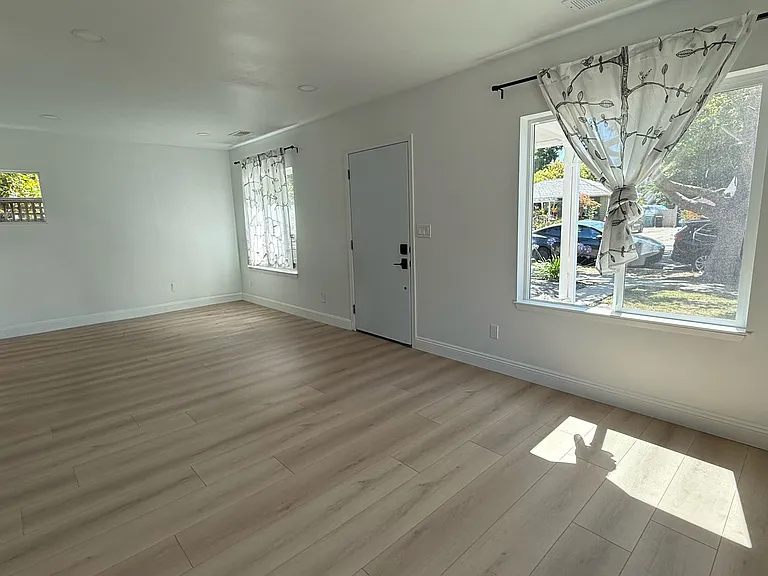 252 Chestnut Ave — Photo 2