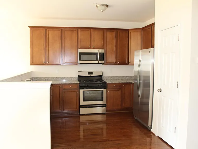 976 King Way — Photo 2