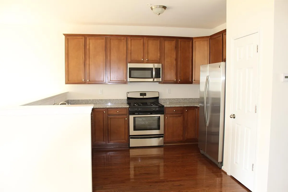 Building Photo - 976 King Way