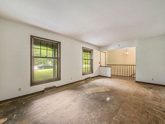 5th image of 2738 Burritt St NW