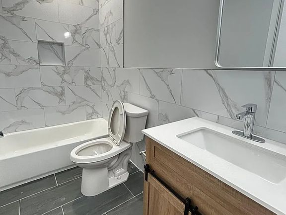 3rd image of 1229 W Hilton St #3