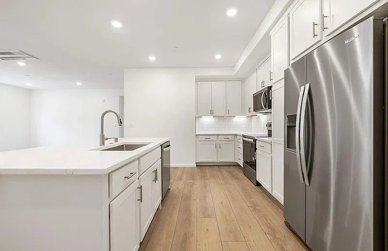 2 bed, 2.0 bath, 1185 sqft, $4,180 — Photo 4