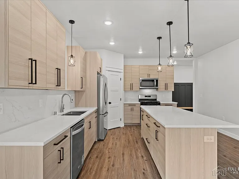 7442 N Paw St — Photo 38