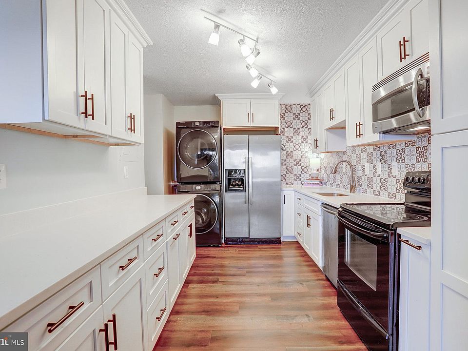 1st image of 309 Yoakum Pkwy APT 1609