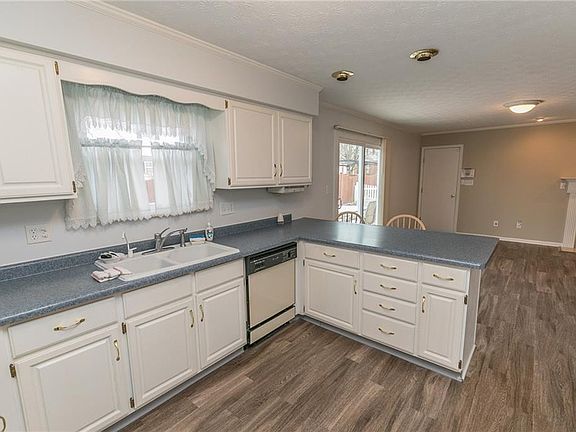 3rd image of 2571 Celia Dr