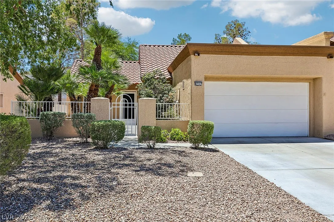 2 bed, 1.0 bath, 1062 sqft, $1,800 — Photo 1