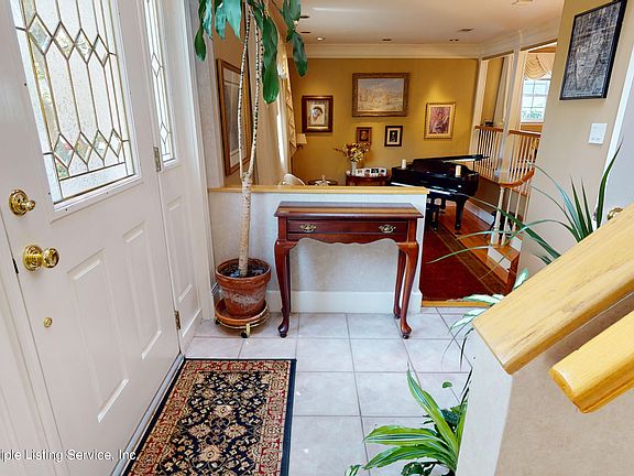 5th image of 146 Fieldway Ave