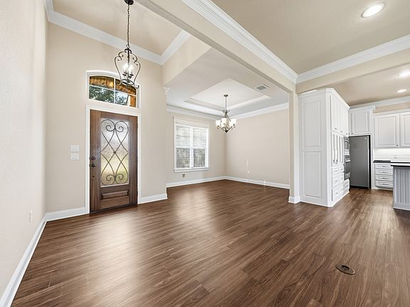 4th image of 557 Perry Ln