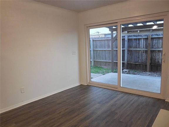 4th image of 2842 Golfing Green Dr
