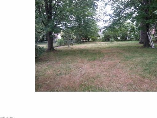 4th image of 271 E 260th St