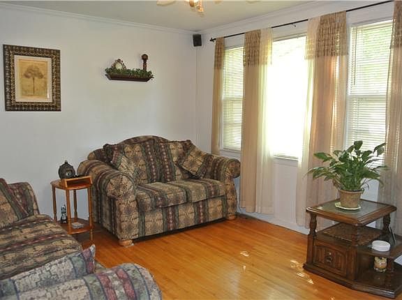 4th image of 629 Hillcrest Dr