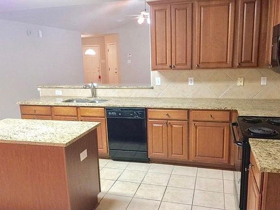 4th image of 806 Magnolia Bnd