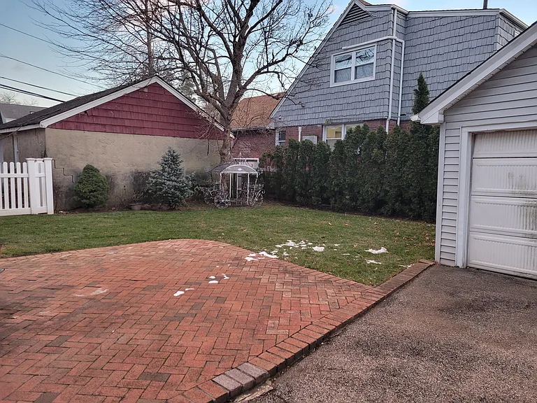 Locust St — Photo 19