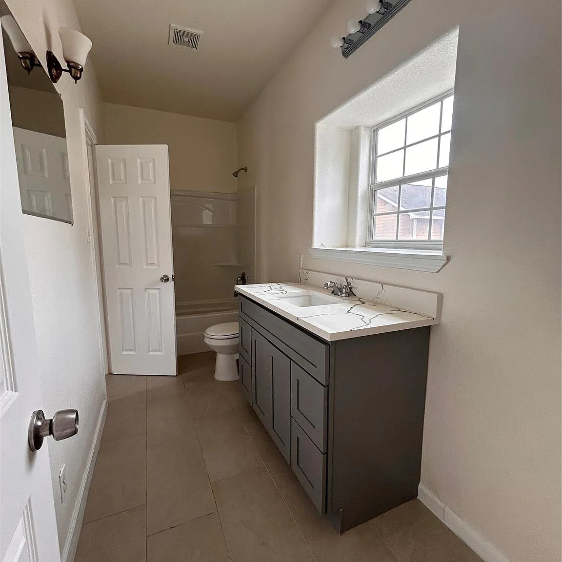 3 bed, 2.5 bath, 1100 sqft, $1,650 — Photo 3