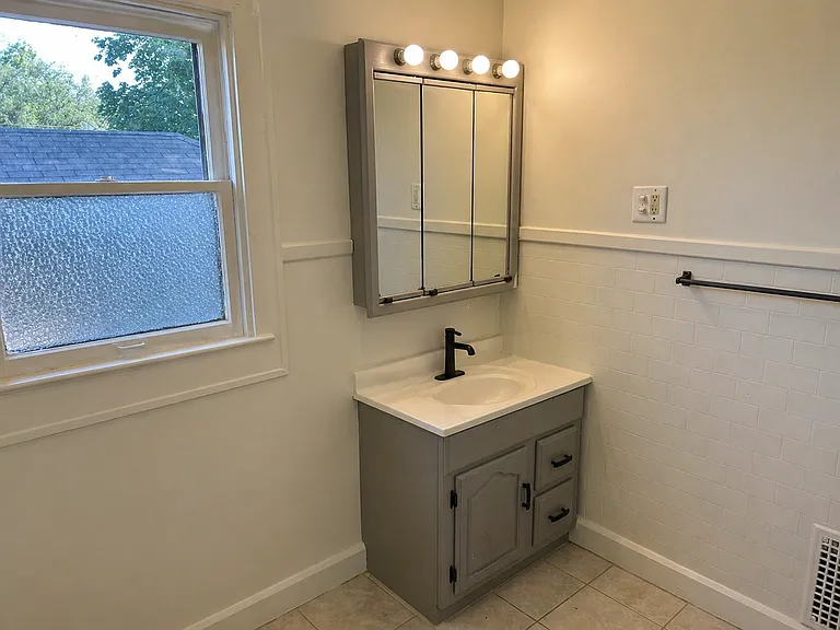1364 N Gale St — Photo 10
