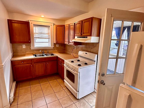 3rd image of 114 Hudson Ave Floor 2