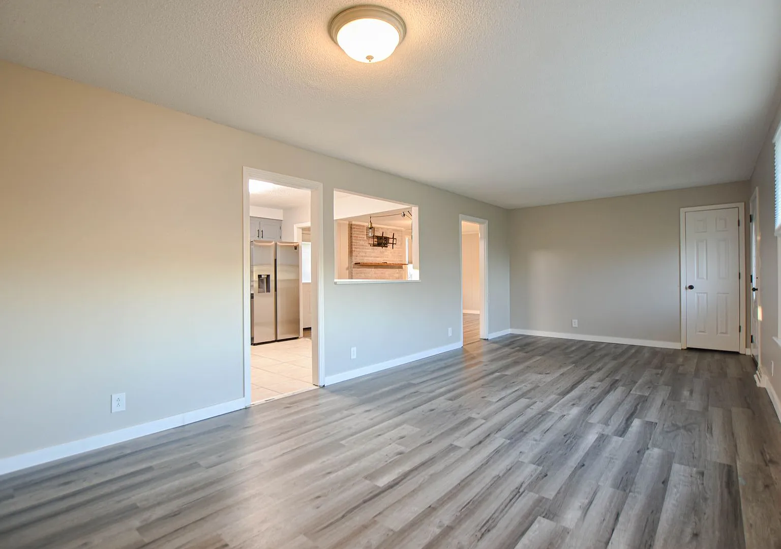 Pet Friendly Three Bedroom with Basement! — Photo 3
