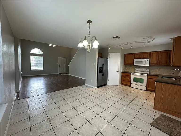 2112 Westwood Dr — Photo 3