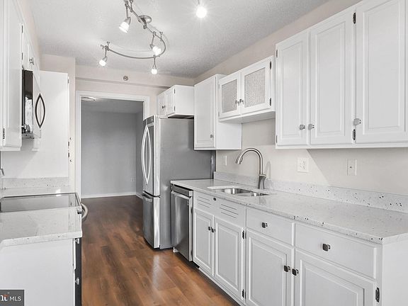 4th image of 2121 Jamieson Ave Unit 901