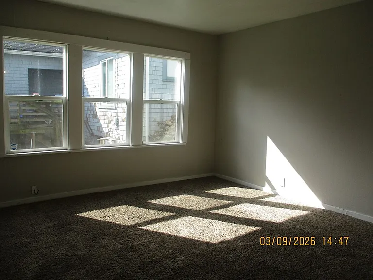 301 W 3rd St — Photo 3