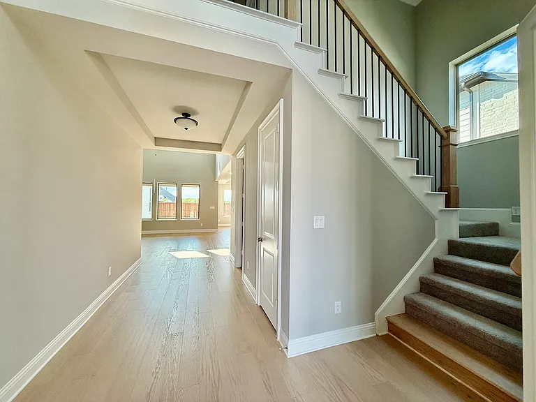 2017 Montgomery Ln — Photo 2