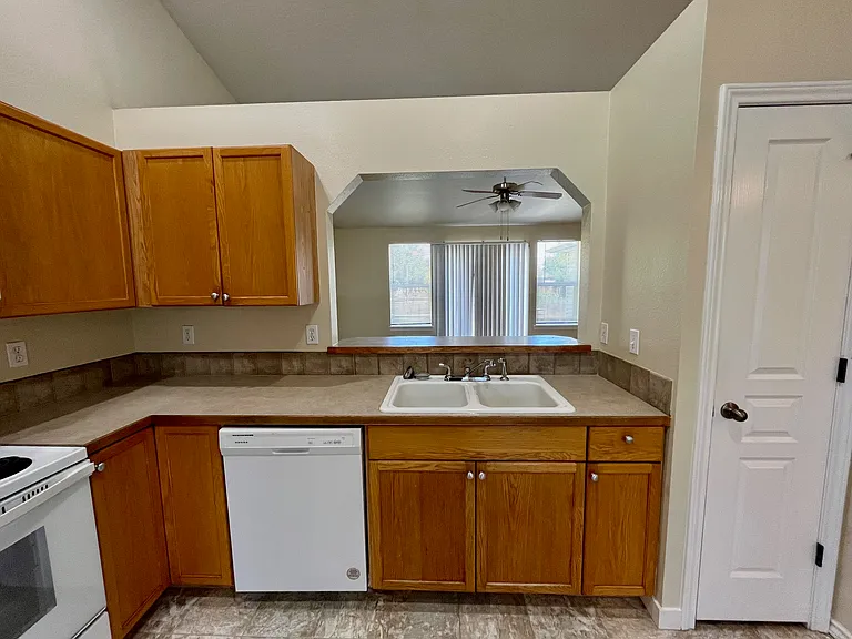 16426 N Asbury Dr — Photo 9