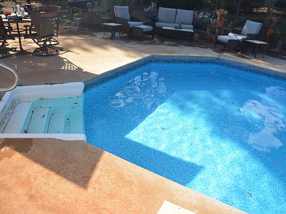 Walk In steps to pool