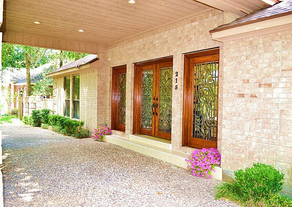 1st image of 215 Springs Edge Dr