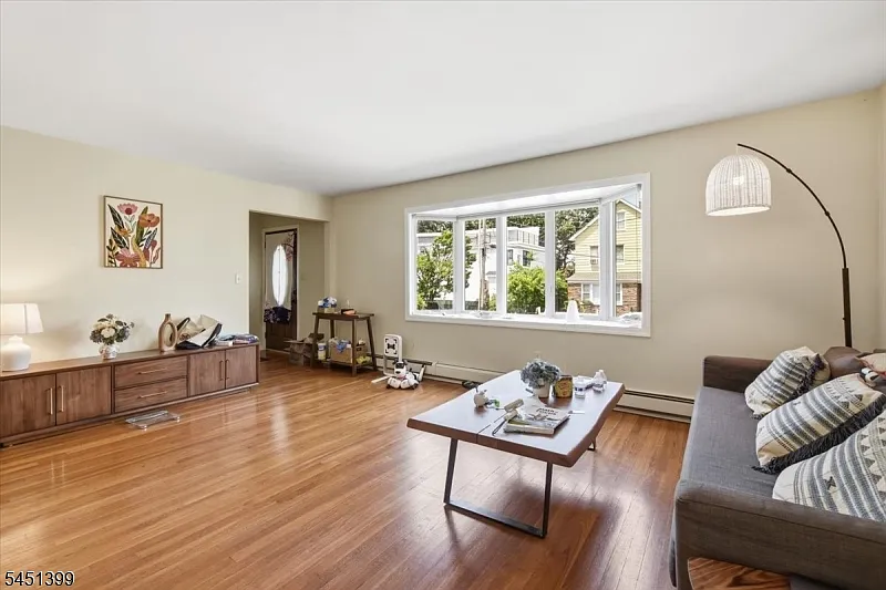 3 bed, 2.0 bath, $4,200 — Photo 3