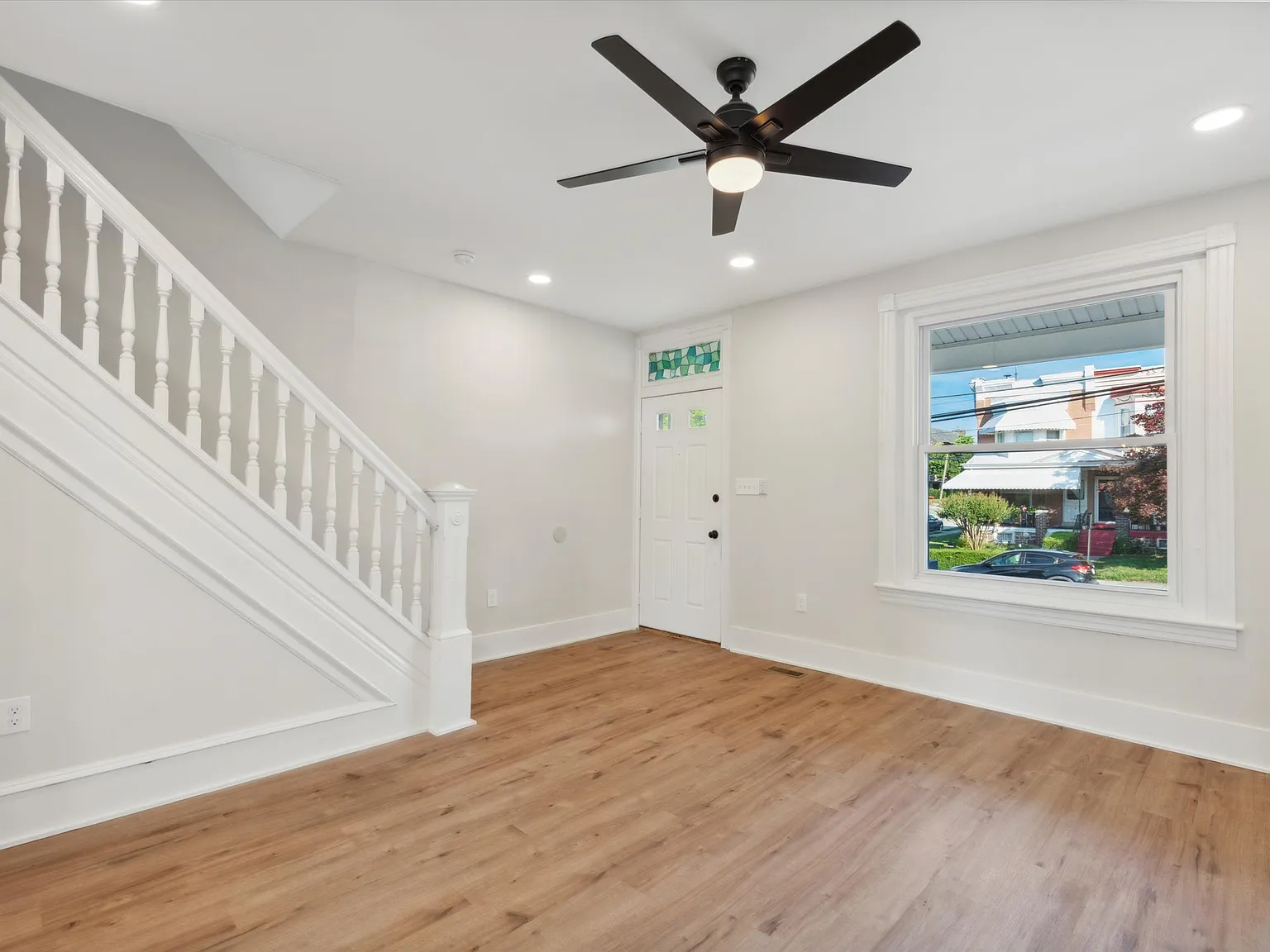 3 bed, 1350 sqft, $2,400 — Photo 2